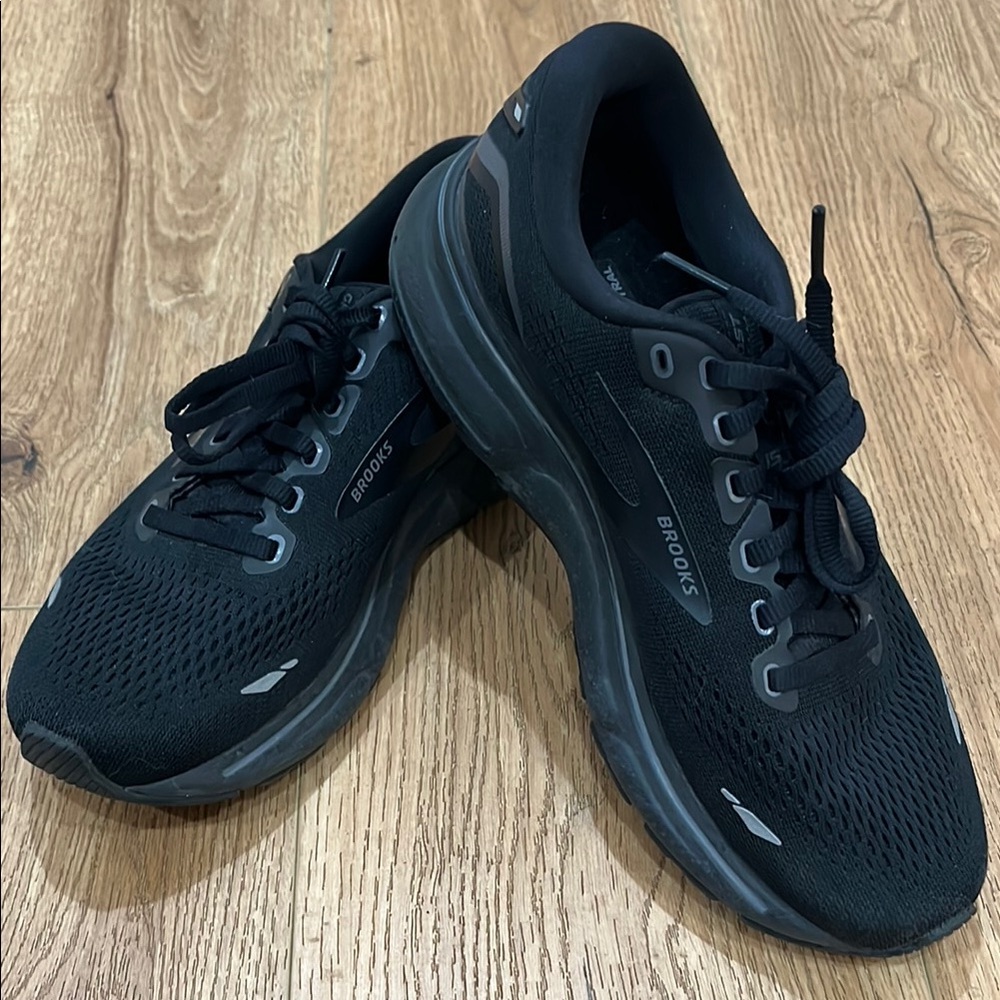 Brooks Women’s Ghost 15 Running Shoe EUC